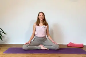 Die Yogalehrerin Anna Sophie Pietsch praktiziert die Ujjayi Atmung.