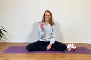 Die Yogalehrerin Anna Sophie Pietsch zeigt einen pinken Anti-Stress-Ball