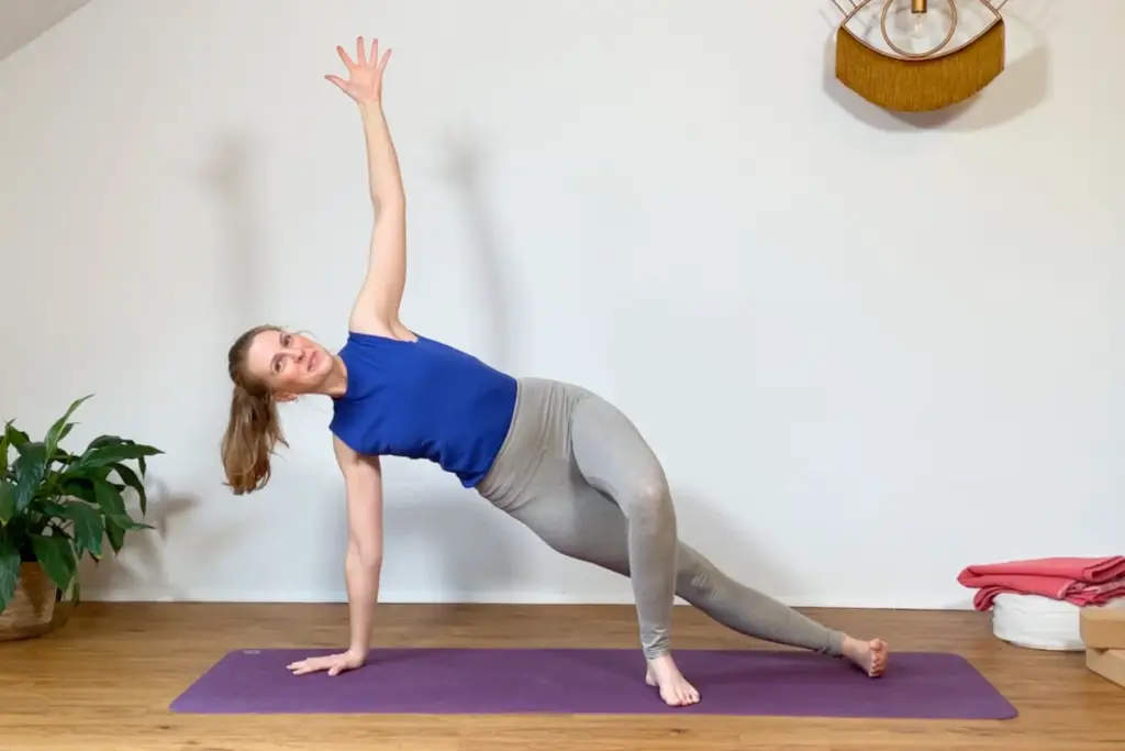 Die Yogalehrerin Anna Sophie Pietsch demonstriert einen unterstützten Seitstütz.