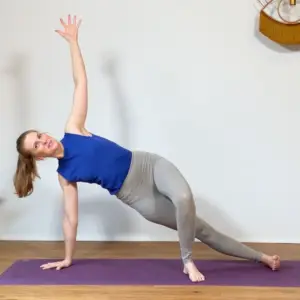 Die Yogalehrerin Anna Sophie Pietsch demonstriert einen unterstützten Seitstütz.