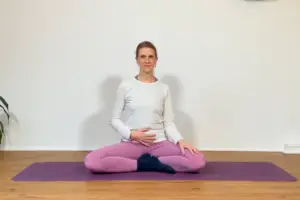 Die Yogalehrerin Anna Sophie Pietsch demonstriert eine Atemübung