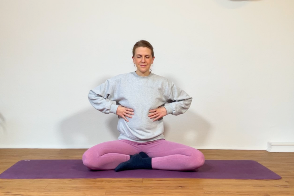 Die Yogalehrerin Anna Sophie Pietsch demonstriert eine Atemübung