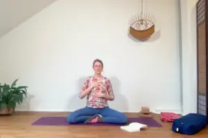 Die Yogalehrerin Anna Sophie Pietsch macht eine Atemübung für beckenbodengesundes Atmen.