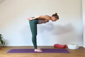 Die Yogalehrerin Anna Sophie Pietsch demonstriert die halbe Vorbeuge beckenbodenfreundlich.