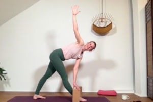 Parivrtta Trikonasana dehnt die Beinrückseiten und streckt die Wirbelsäule