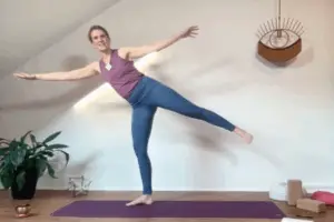 Ardha Chandrasana kräftigt Hüfte, Beine, Becken und Beckenboden und schult deine Balance.
