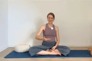 Mit den Bandhas bündelst du Energie und lernst, Bauch und Beckenboden ganz subtil anzuspannen.
