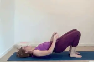Setu Bandha oder die Schulterbrücke ist eine ideale Yoga-Übung zum Kraftaufbau im Beckenbiden