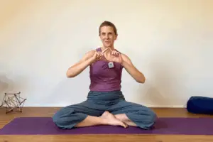 Durch Yoga für das Muladhara Chakra löst du Blockaden und Verspannungen im Beckenboden.