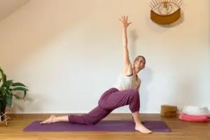 Der tiefe Ausfallschritt dehnt den Psoas und hilft, den Beckenboden zu entspannen