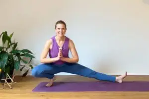 In Skandasana dehnst und entspannst du deinen Beckenboden.