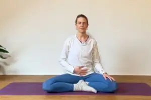 So setzt du Uddiyana Bandha richtig, um deinen Beckenboden zu schützen.