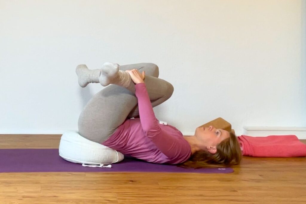 In liegenden Yoga-Haltungen kannst du deinen Beckenboden zugleich entlasten und entspannen.