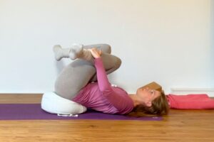 In liegenden Yoga-Haltungen kannst du deinen Beckenboden zugleich entlasten und entspannen.