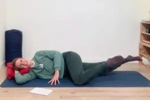 Sanfte Mobilisierungen entspannen den Beckenboden und lösen Verspannungen im unteren Rücken.