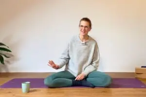 In diesem kurzen Theorie-Impuls erkläre ich dir, warum sich Stress im Beckenboden festsetzt und wie dabei ein Teufelskreis aus Verspannung und Schwäche entstehen kann.