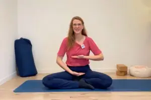Bhramari Pranayama bringt dein Zwerchfell in Schwung und kann deinen Beckenboden entspannen.
