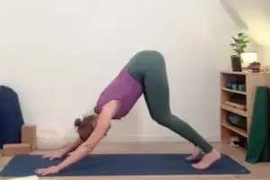 Ausatmen: Anspannen, Einatmen: Entspannung. In diesem Flow sorgst du für Ausgleich im Beckenboden.