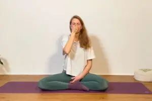 5 Minuten Nasenwechselatmung beruhigen dein Nervensystem und entspannen deinen Beckenboden.