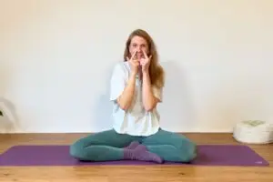 Nadi Shodana, die Nasenwechselatmung, entspannt Nervensystem und Beckenboden.