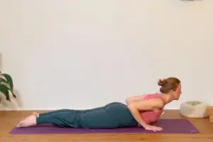 Im zweiten Teil der Sonnengruß Challenge lernst du, deinen Beckenboden durch Core-Aktivität zu schützen