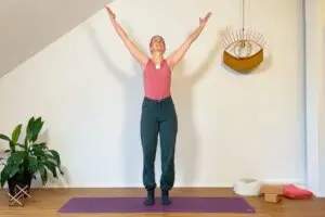 Dynamische Vorbeugen flexibilisieren Beine, Beckenboden und Wirbelsäule.