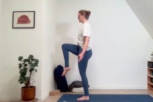 Mit Balance-Haltungen trainierst du deinen Beckenboden und stärkst das Wurzelchakra