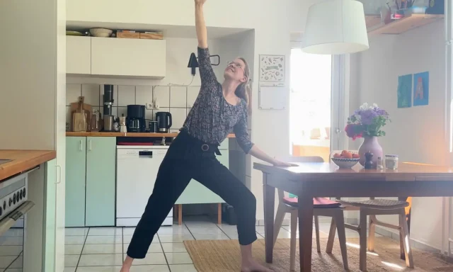 10 Minuten Zeit und ein Tisch reichen aus für dieses schnelle Beckenbodentraining