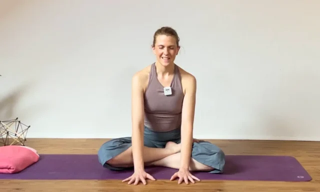 Erdende Yoga-Haltungen wie die sitzende Vorbeuge integrieren den Beckenboden auf ideale Art und Weise.