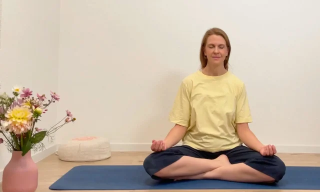 Mit dieser Meditation wärmst und entspannst du deinen Beckenboden