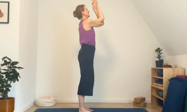 In diesem Yoga-Flow für dein Wurzelchakra erlebst du Stabilität im Beckenboden