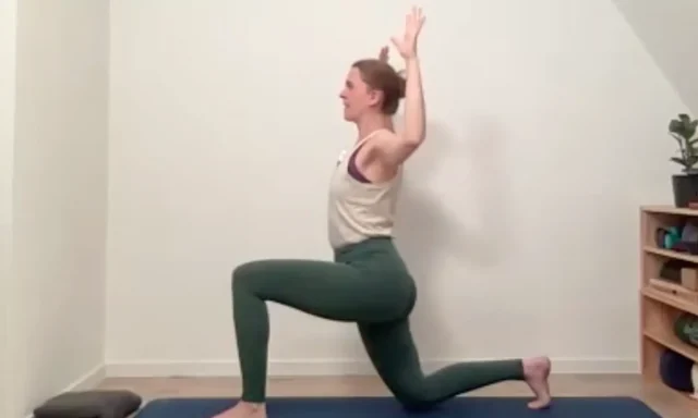 Der Low Lunge kräftigt deinen Beckenboden.