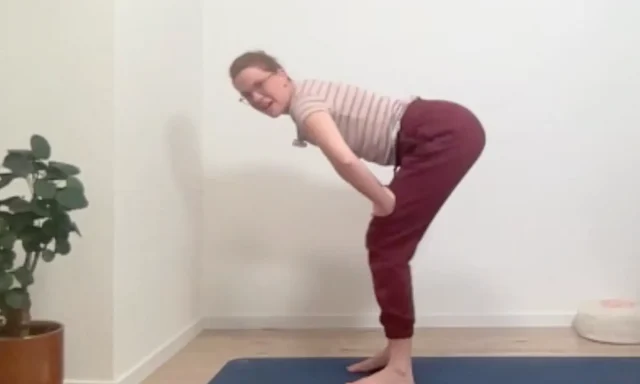 Schieb den Po nach hinten raus und entspanne dadurch Steißbein und Beckenboden