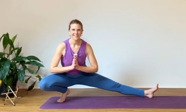 In Skandasana dehnst und entspannst du deinen Beckenboden.