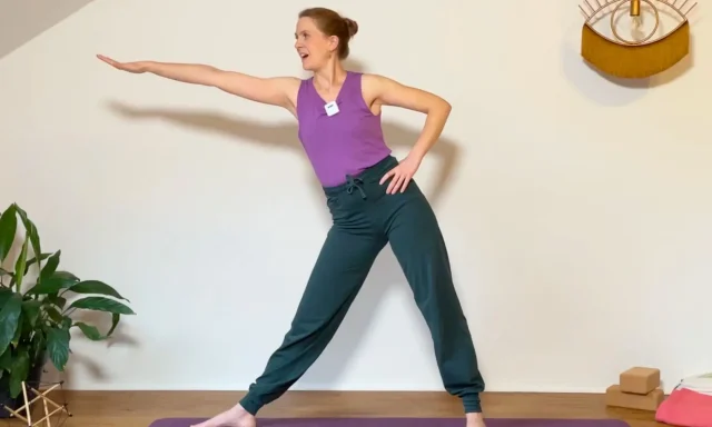 Im Tutorial bringe ich dir bei, wie du deinen Beckenboden in den Mondgruß integrierst.