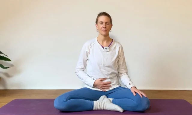 So setzt du Uddiyana Bandha richtig, um deinen Beckenboden zu schützen.