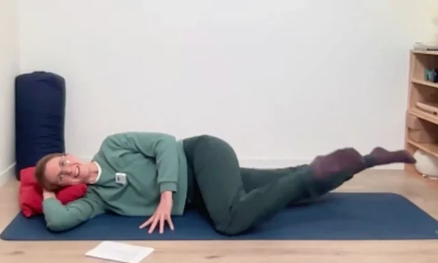 Sanfte Mobilisierungen entspannen den Beckenboden und lösen Verspannungen im unteren Rücken.