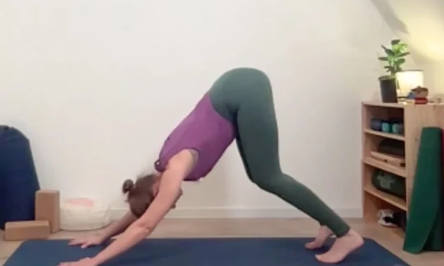 Ausatmen: Anspannen, Einatmen: Entspannung. In diesem Flow sorgst du für Ausgleich im Beckenboden.