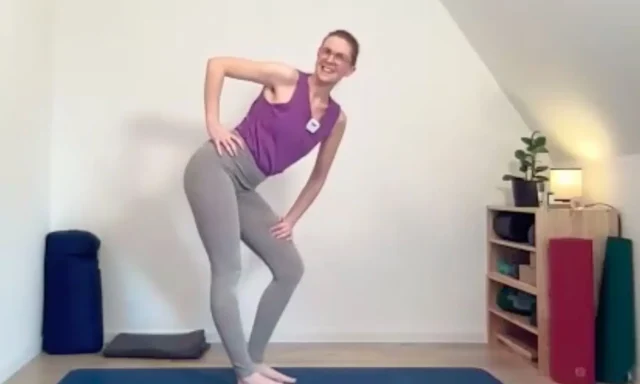 Mit Beckenrotationen flexibilisierst du deinen Beckenboden