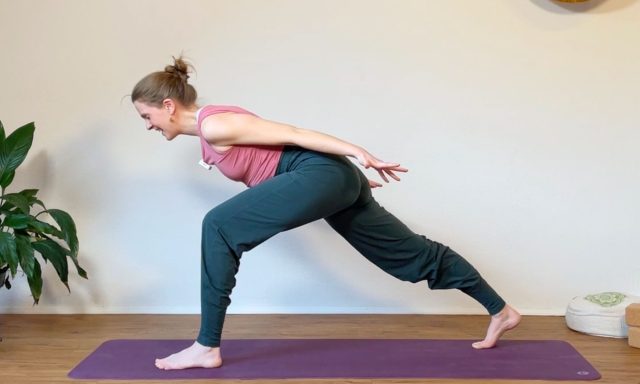 Varianten des Sonnengrußes sind sehr gut zur Kräftigung des Beckenbodens geeignet