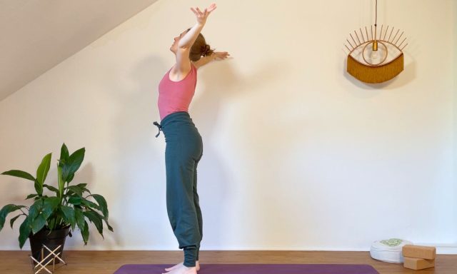 Mit meiner Anleitung integrierst du den Beckenboden ideal in den Sonnengruß.