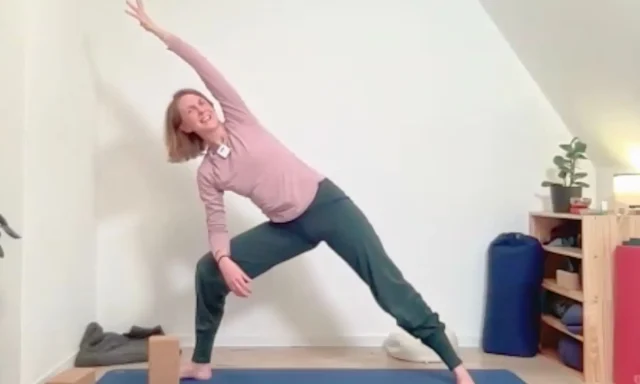 Über kräftigende Standhaltungen stabilisierst du deinen Beckenboden