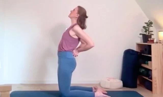 Durch sanfte Rückbeugen kräftigst du deinen Beckenboden und hebst die Organe an.