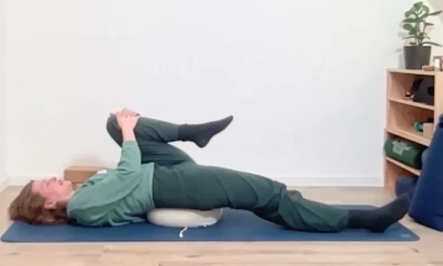Mobilisierungsübungen im Liegen entlasten deinen Beckenboden und können Organsenkungs-Beschwerden verbessern