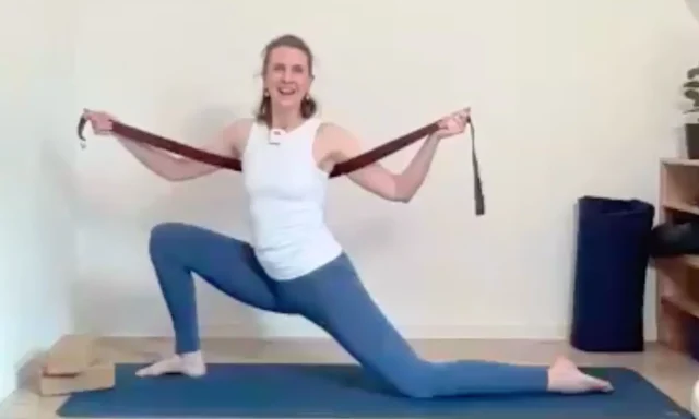 Sanfte Rückbeugen helfen, Raum für deine Organe zu schaffen und trainieren auch deinen Beckenboden