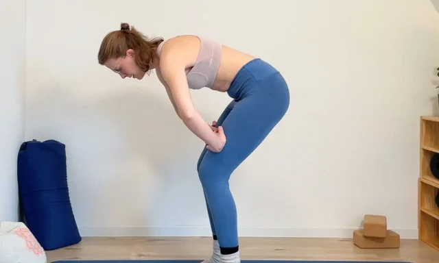 Diese Vorübung für Uddiyana Kriya hebt deinen Beckenboden sanft an.