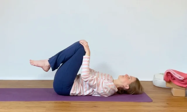 Die Yoga-Haltung Apanasana entspannt den Beckenboden
