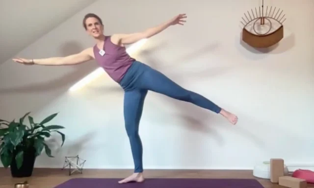 Ardha Chandrasana kräftigt Hüfte, Beine, Becken und Beckenboden und schult deine Balance.