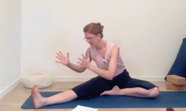 Janu Sirsasana stärkt das Wurzelchakra und entspannt den Beckenboden