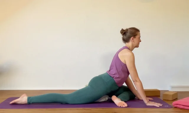 Die Yoga-Taube stellt viel Erdung her und verbindet dich mit dem Beckenboden und Wurzelchakra.